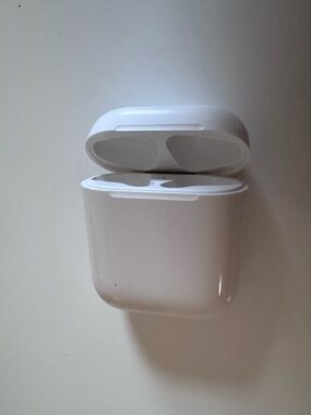 Good condition Apple AirPods 2nd
Generation charging case